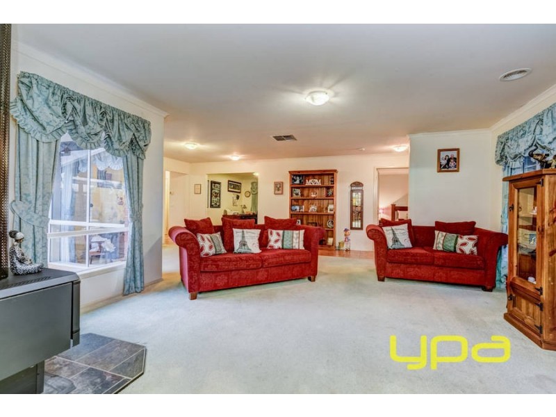 24 Sugarloaf Bend, Brookfield VIC 3338