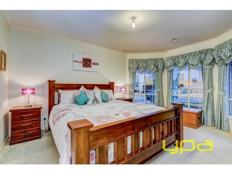 24 Sugarloaf Bend, Brookfield VIC 3338