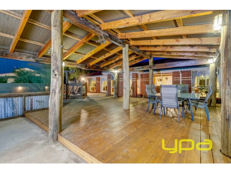 24 Sugarloaf Bend, Brookfield VIC 3338