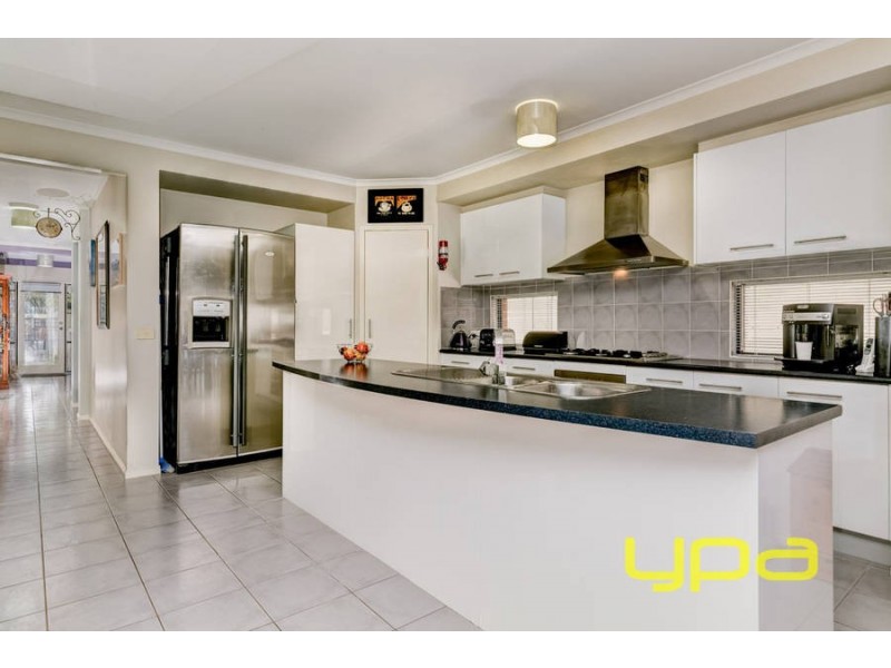 2 Highlander Place, Melton West VIC 3337