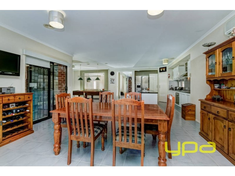 2 Highlander Place, Melton West VIC 3337