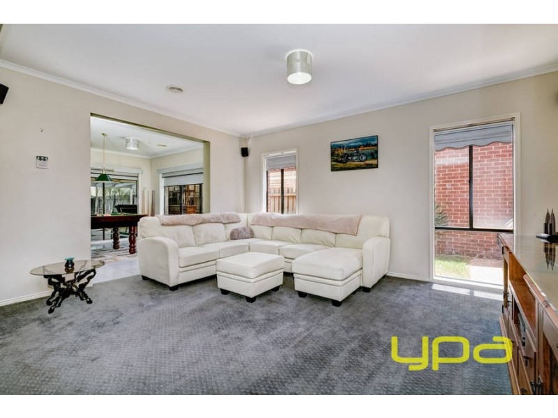 2 Highlander Place, Melton West VIC 3337