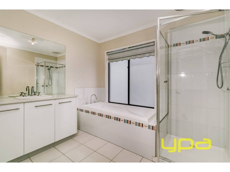 2 Highlander Place, Melton West VIC 3337