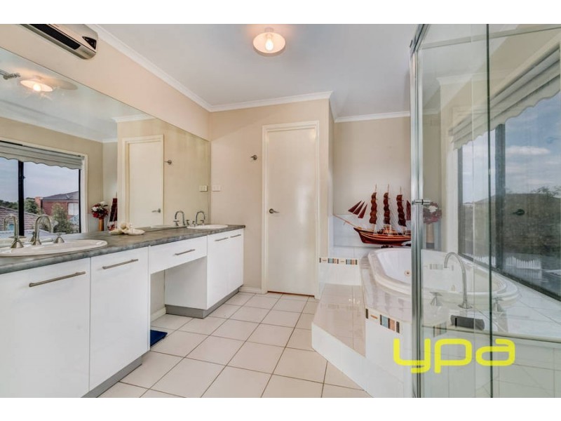 2 Highlander Place, Melton West VIC 3337