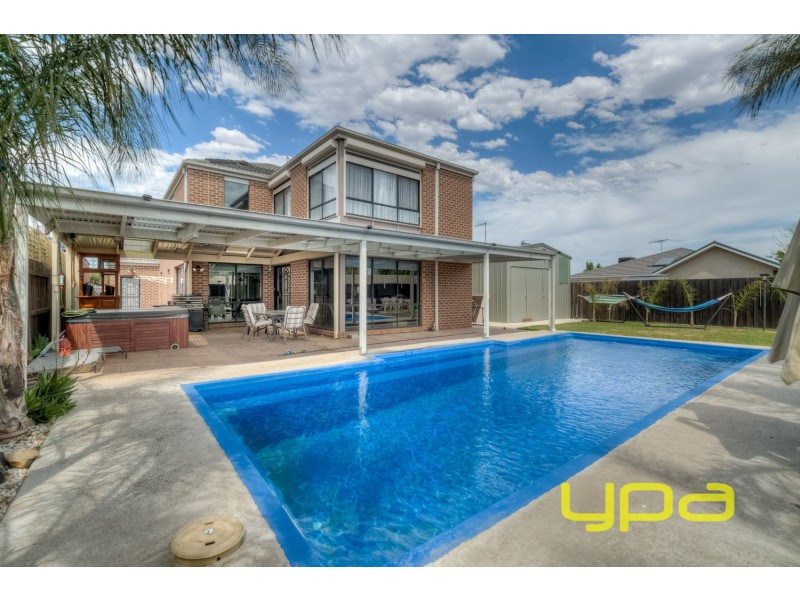 2 Highlander Place, Melton West VIC 3337
