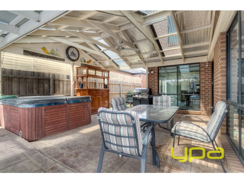 2 Highlander Place, Melton West VIC 3337