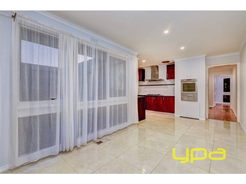 4 Connel Drive, Melton South VIC 3338