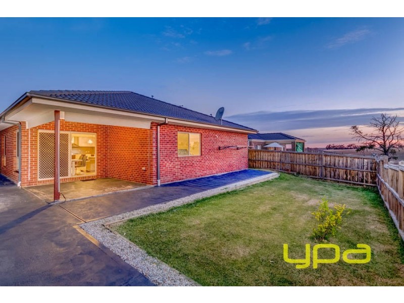 8 Chardia Court, Brookfield VIC 3338