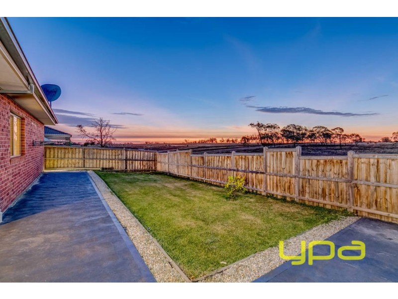 8 Chardia Court, Brookfield VIC 3338