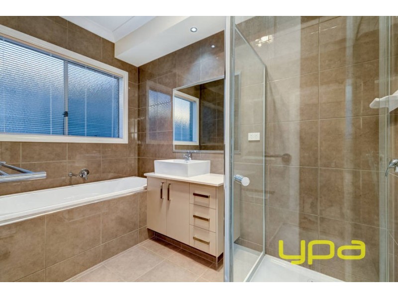 7 Lawrence Avenue, Melton West VIC 3337