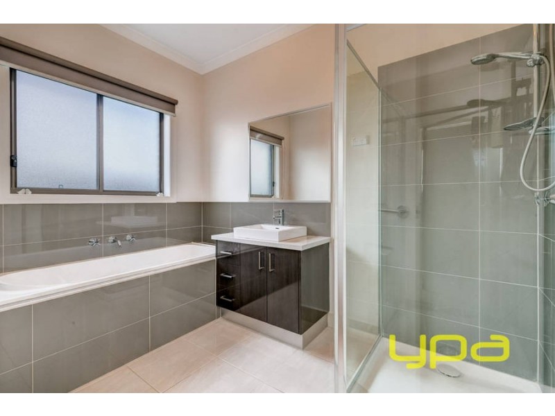 17 Kalamunda Court, Melton West VIC 3337