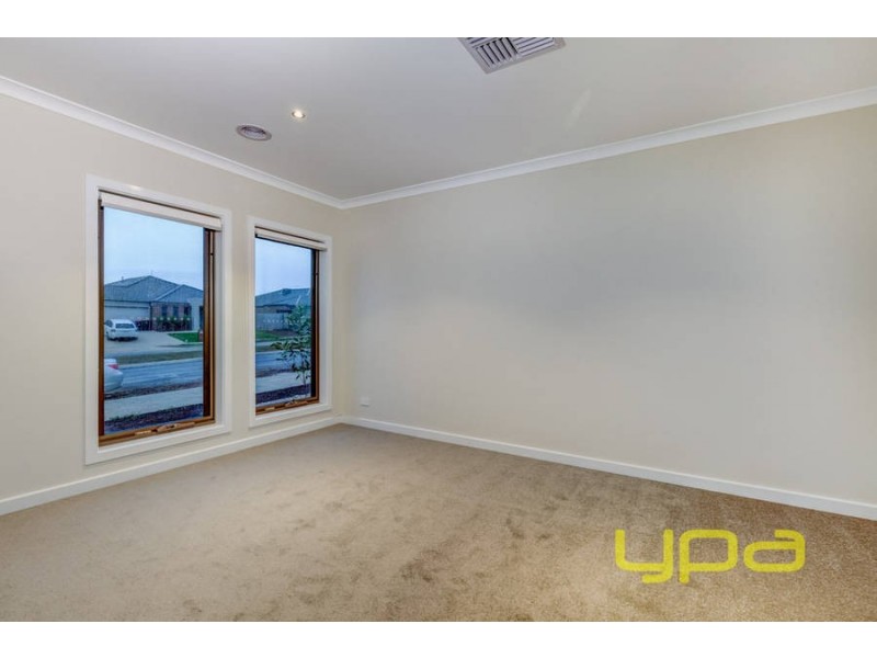 62 Arnolds Creek Boulevard, Melton West VIC 3337