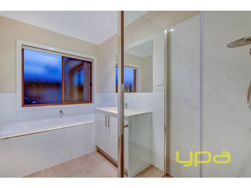 62 Arnolds Creek Boulevard, Melton West VIC 3337