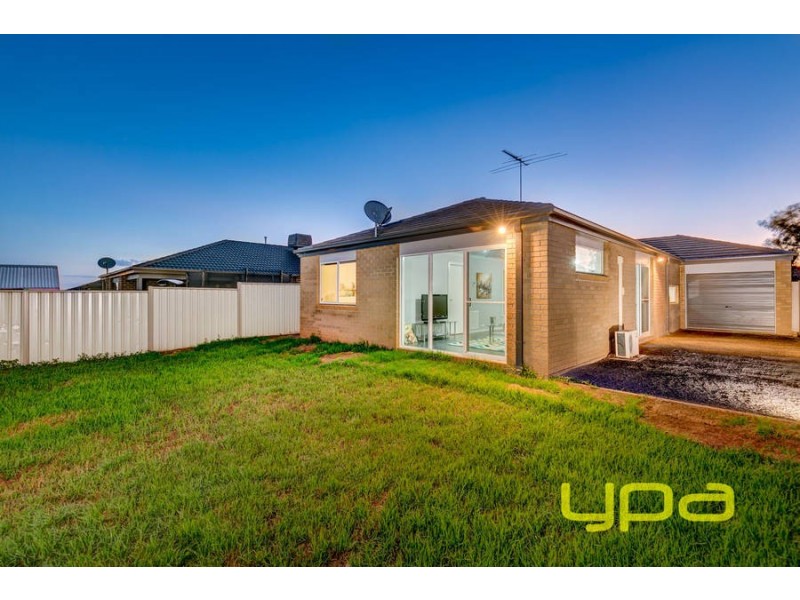 18 Clare Street, Brookfield VIC 3338