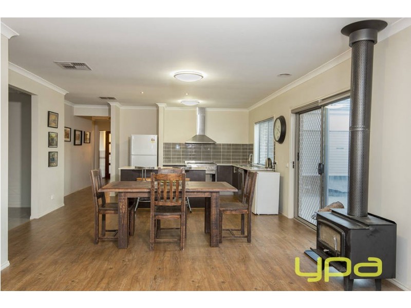 11 Sullivan Place, Melton West VIC 3337