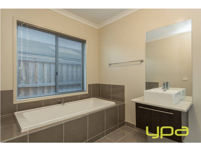 11 Sullivan Place, Melton West VIC 3337