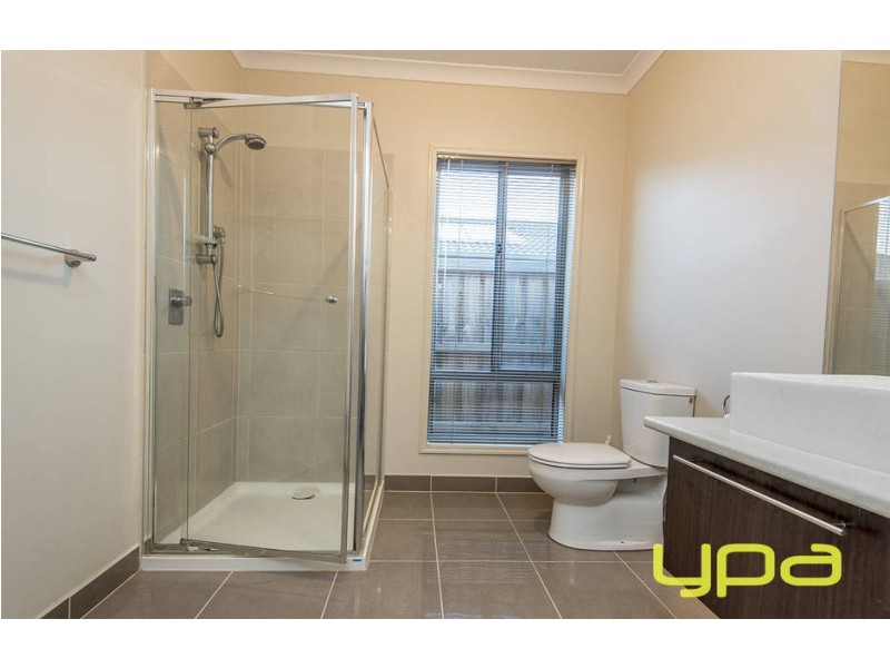 11 Sullivan Place, Melton West VIC 3337