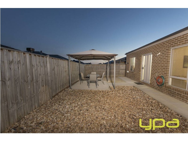 11 Sullivan Place, Melton West VIC 3337