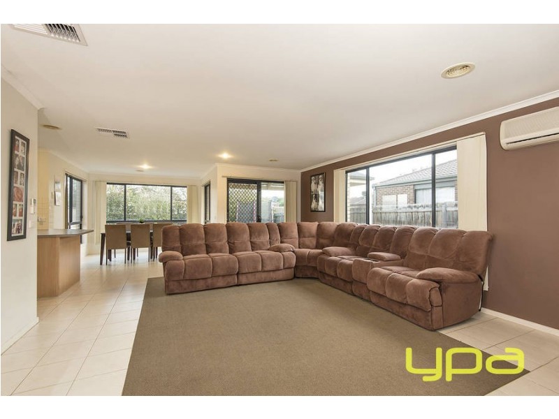 12 Rainsford Place, Melton West VIC 3337