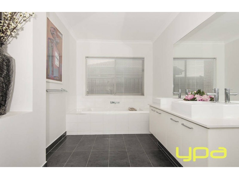 10 Dion Place, Melton West VIC 3337