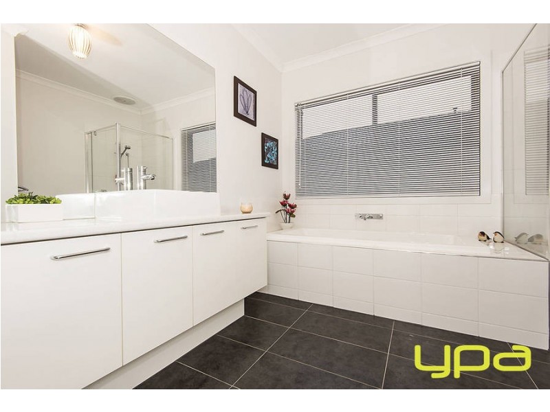 10 Dion Place, Melton West VIC 3337