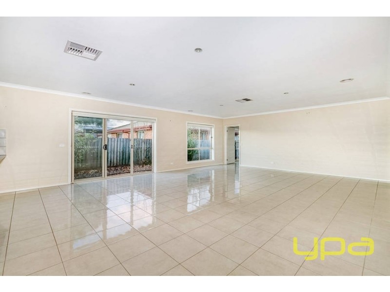 1/38 Denny Place, Melton South VIC 3338