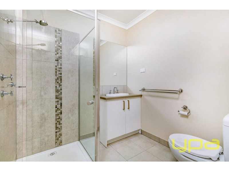 1/38 Denny Place, Melton South VIC 3338