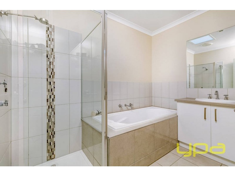 1/38 Denny Place, Melton South VIC 3338