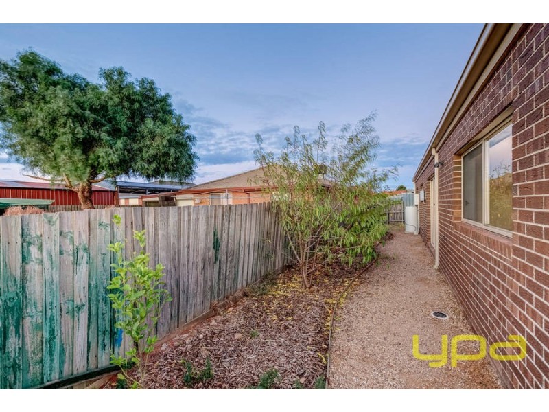 1/38 Denny Place, Melton South VIC 3338