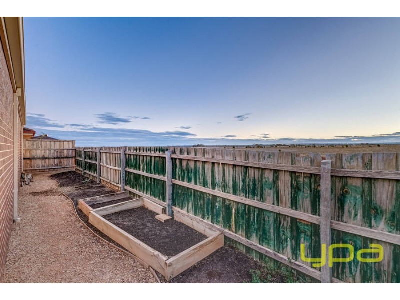 1/38 Denny Place, Melton South VIC 3338