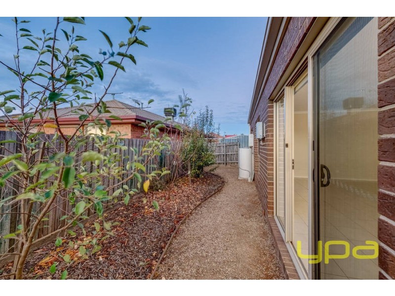 1/38 Denny Place, Melton South VIC 3338
