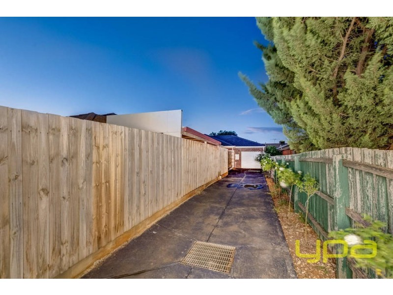 1/38 Denny Place, Melton South VIC 3338