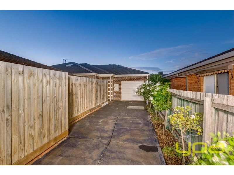 1/38 Denny Place, Melton South VIC 3338