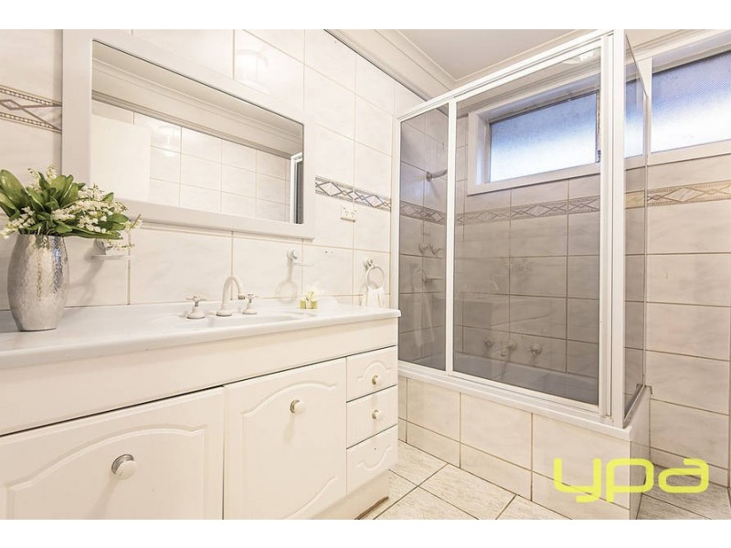 38 Curlew Close, Melton VIC 3337