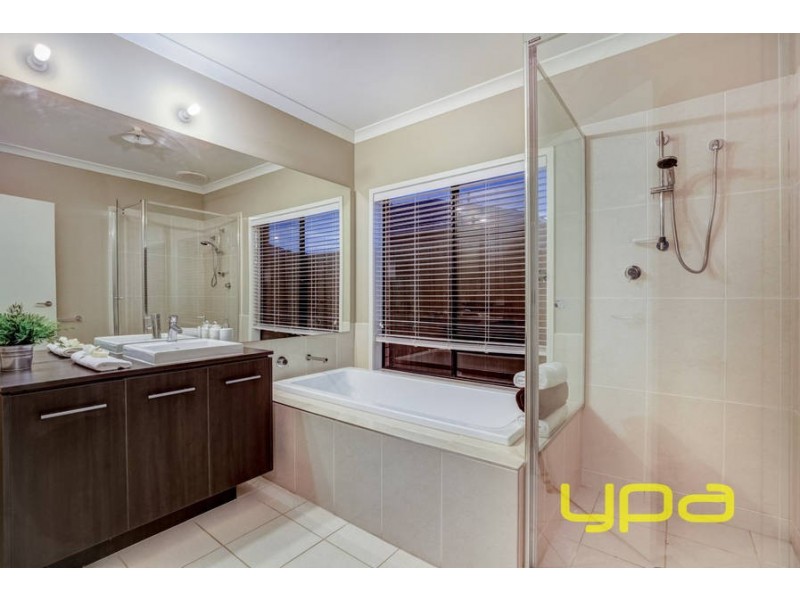 15 Paul Harris Drive, Melton West VIC 3337