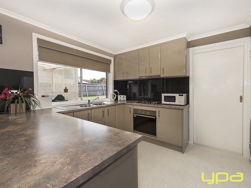 2 Evelyn Close, Melton West VIC 3337