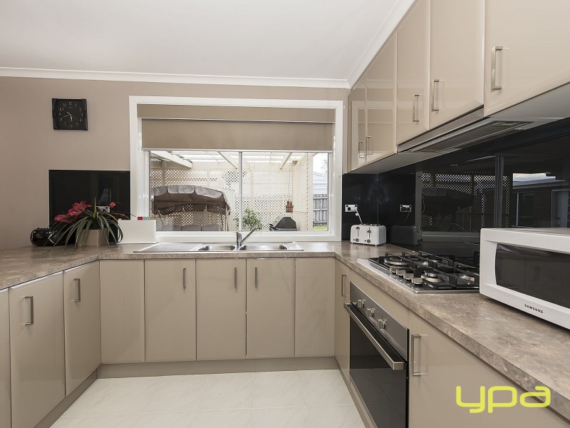 2 Evelyn Close, Melton West VIC 3337