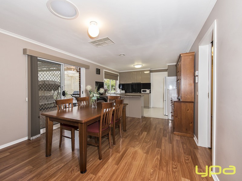 2 Evelyn Close, Melton West VIC 3337