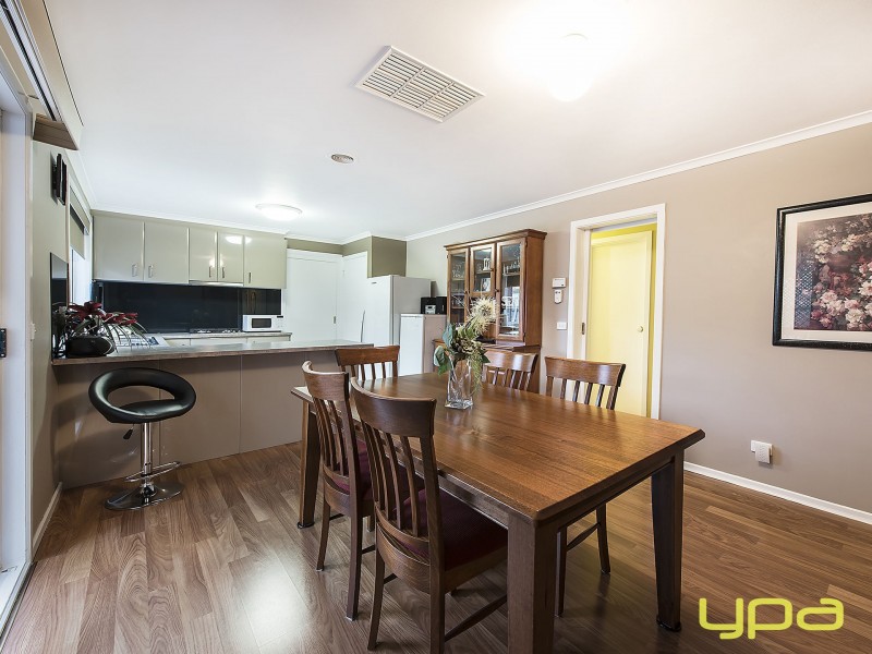 2 Evelyn Close, Melton West VIC 3337