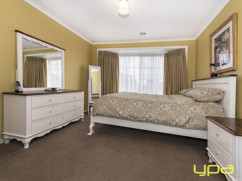 2 Evelyn Close, Melton West VIC 3337