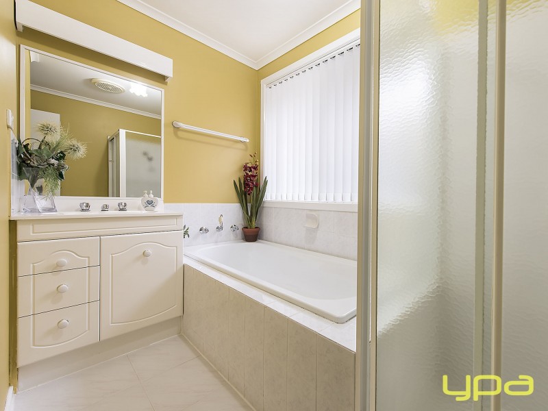 2 Evelyn Close, Melton West VIC 3337