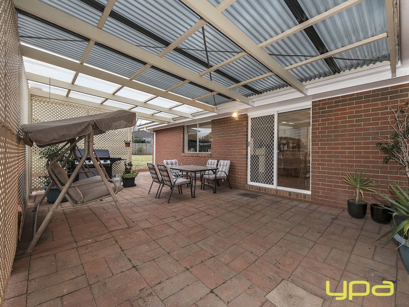 2 Evelyn Close, Melton West VIC 3337