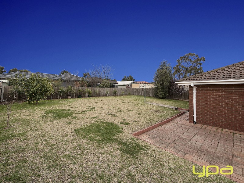 2 Evelyn Close, Melton West VIC 3337