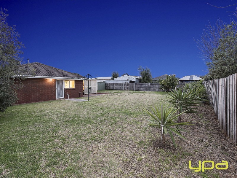 2 Evelyn Close, Melton West VIC 3337