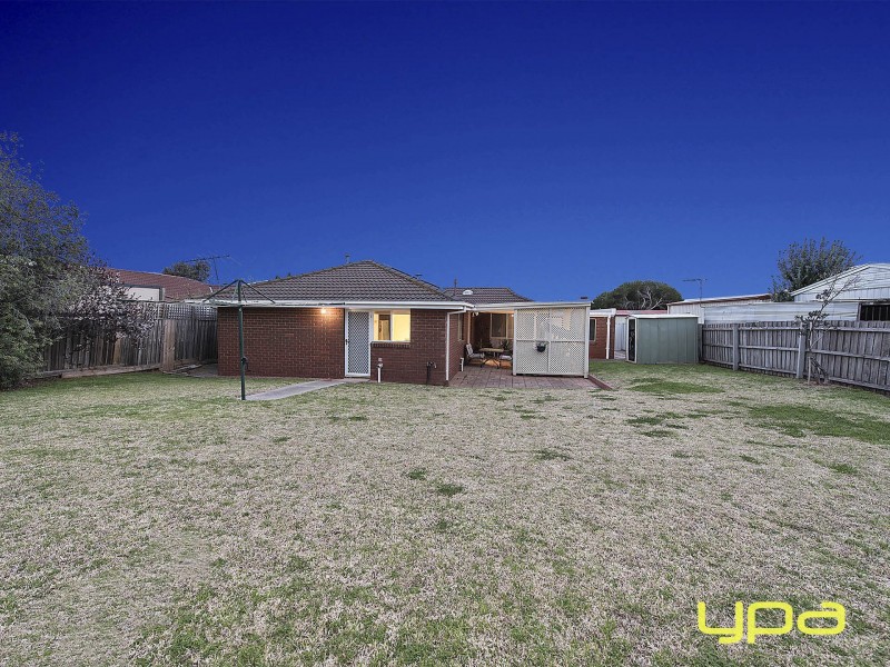 2 Evelyn Close, Melton West VIC 3337