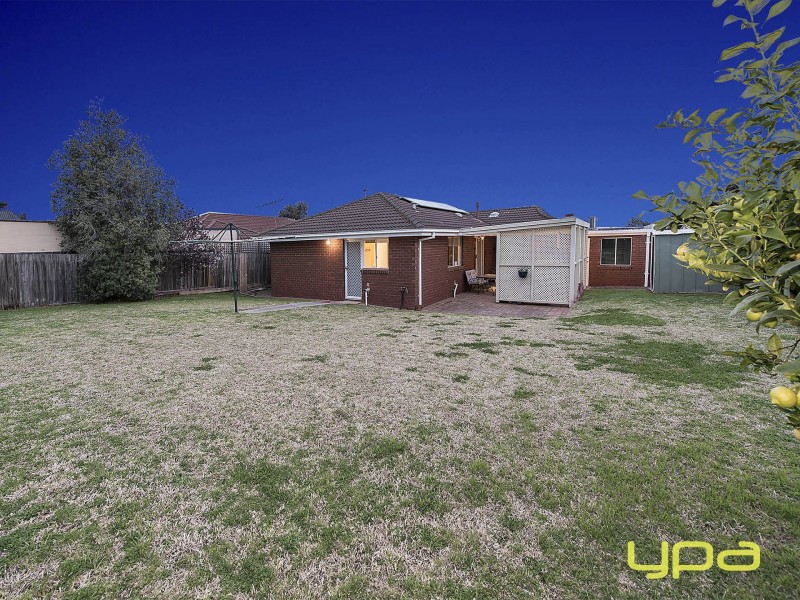 2 Evelyn Close, Melton West VIC 3337