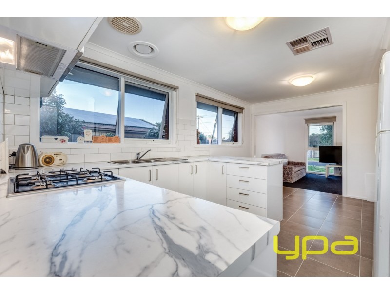 18 Blackwood Drive, Melton South VIC 3338