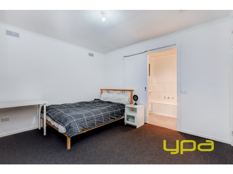 18 Blackwood Drive, Melton South VIC 3338