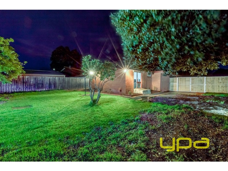 18 Blackwood Drive, Melton South VIC 3338
