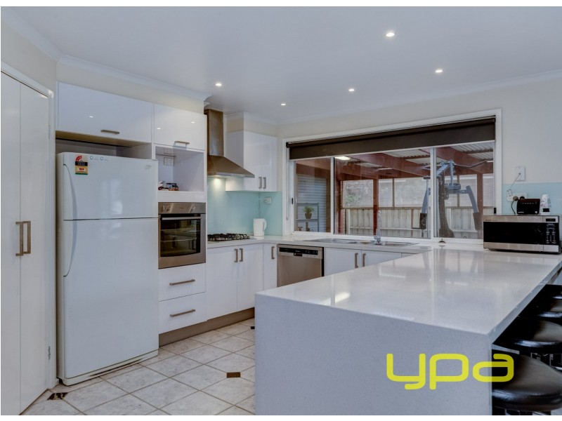 9 Grosvenor Court, Melton West VIC 3337